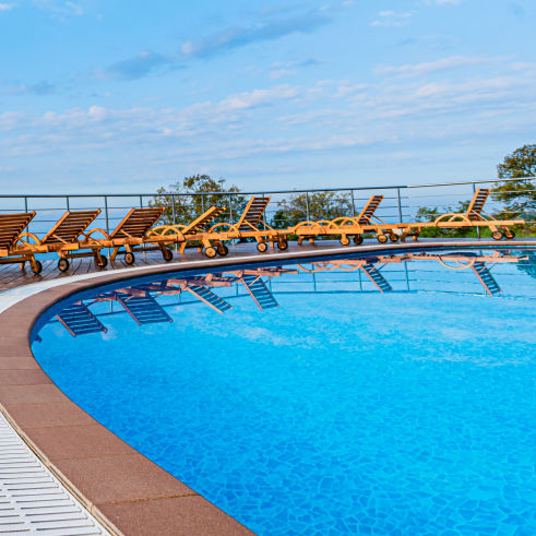 Pool Hotel Poolanlage Möwen Vogelabwehr
